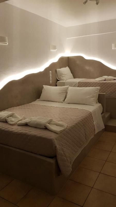 Double Room with Balcony and Sea View image 4