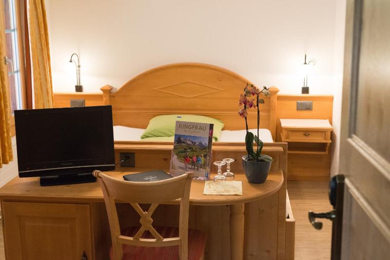 Standard Queen Room image 2