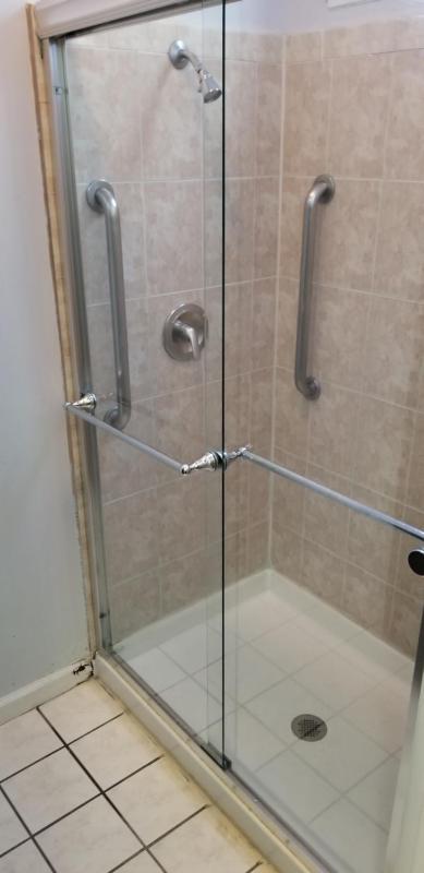 Single Room with Shared Bathroom image 2