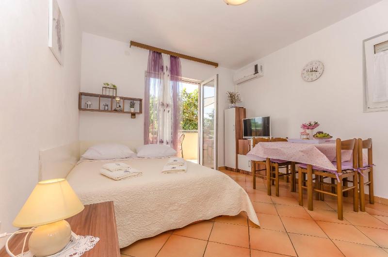 One-Bedroom apartment Standard image 2