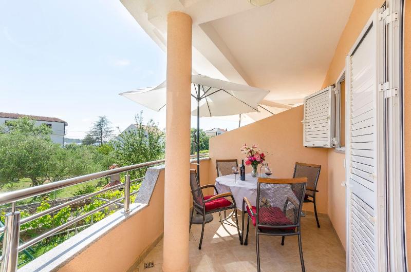 One-Bedroom Apartment image 2