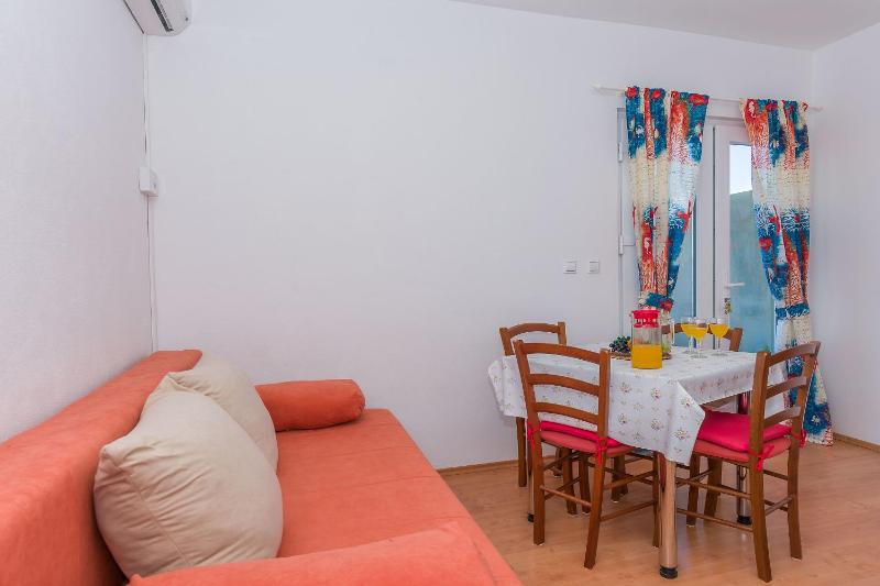 One-Bedroom Apartment image 2