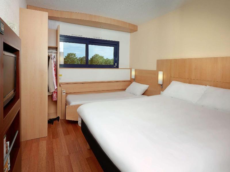 Standard Room with 1 Double and 1 Single Bed image 1