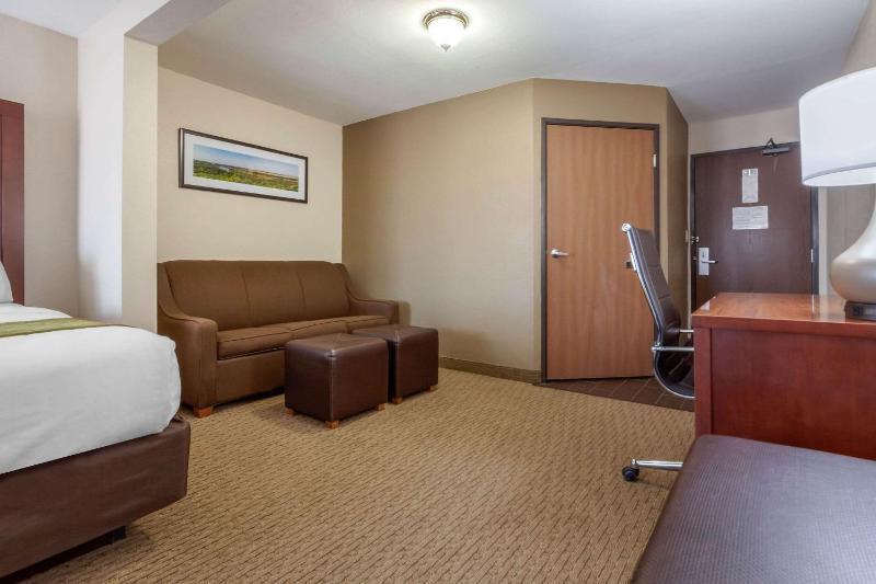 Deluxe Queen Suite - Non-Smoking image 2