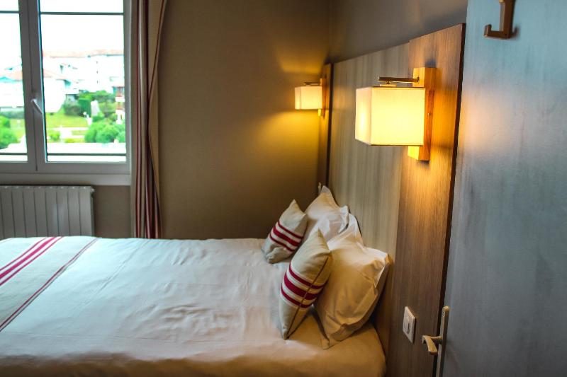 Triple Room with Bath and Harbour View without balcony image 1