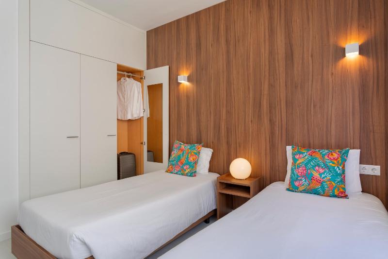 Standard Twin Room image 4