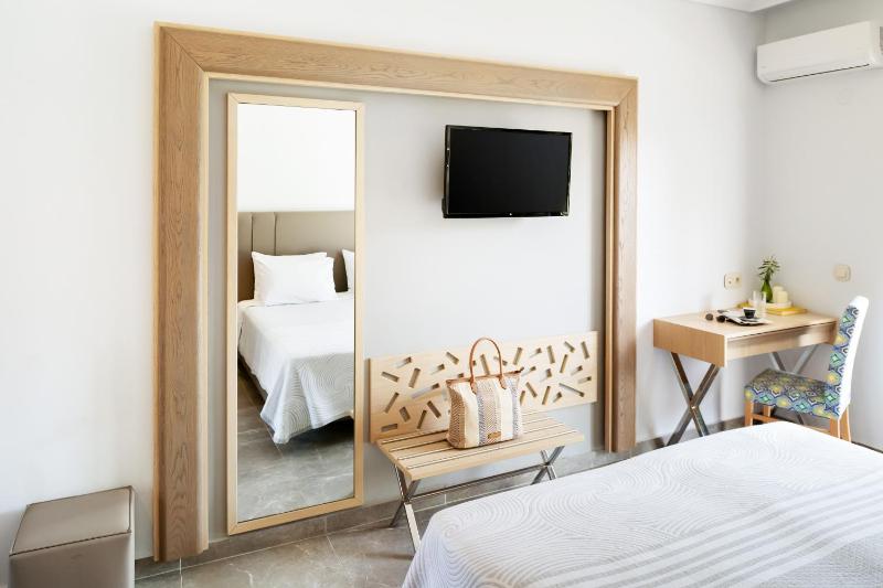 Double or Twin Room with Garden View image 3