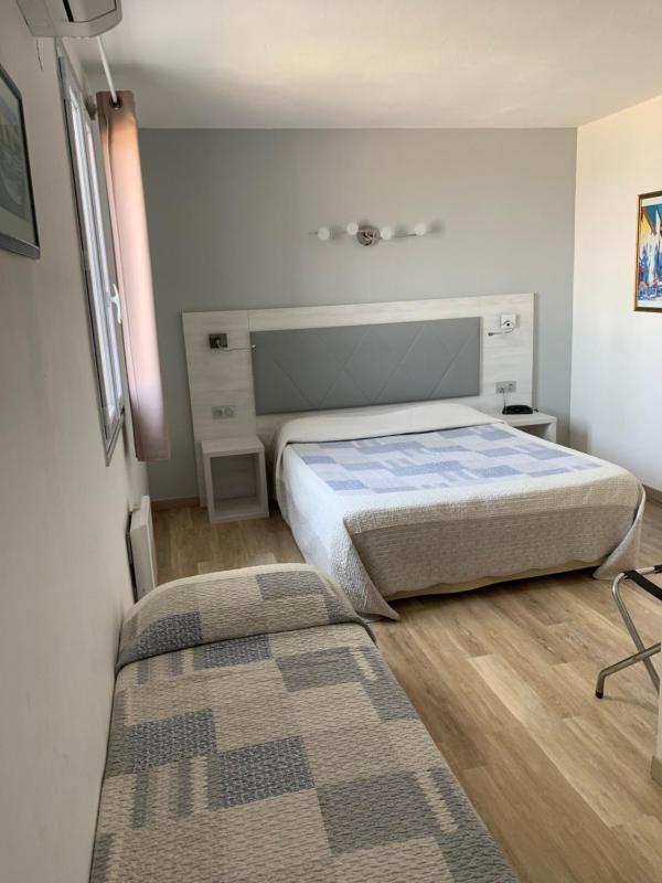 Triple Room with Sea View image 2