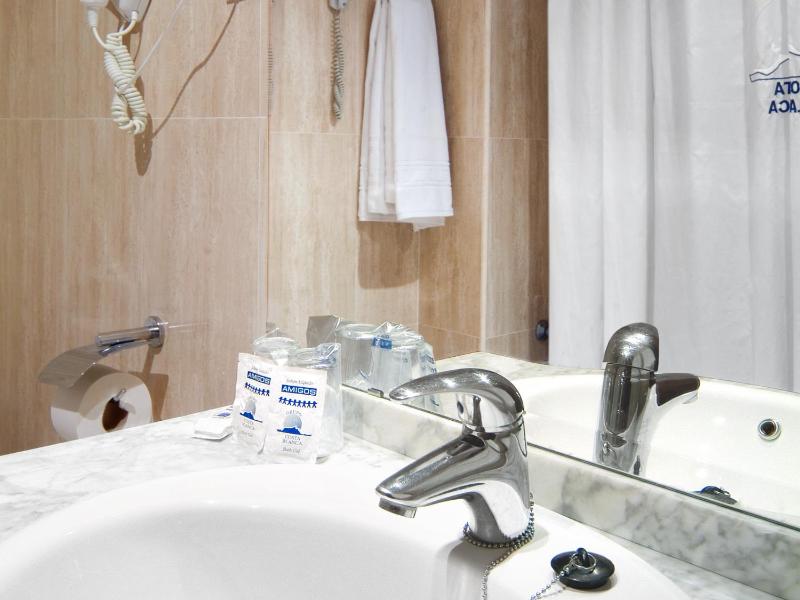 Single Room (1 Adults) image 4