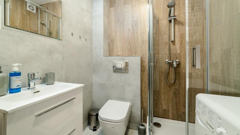 One-Bedroom Apartment - Nadrzeczna 3E image 4