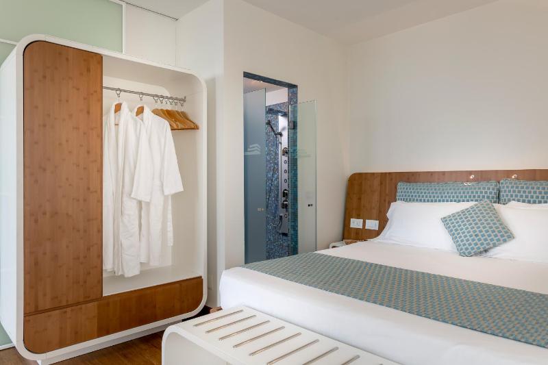 Suite with Sea View image 3