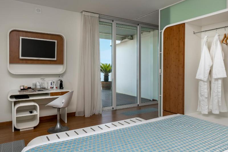 Suite with Sea View image 4