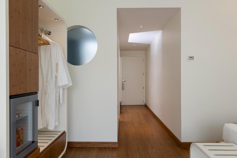 Superior Double Room with Partial Sea View image 4