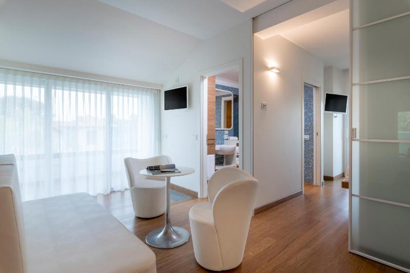 Suite with Partial Sea View image 3