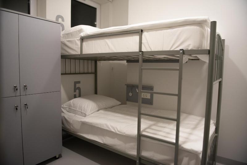 6-Bed Mixed Dormitory Room image 3