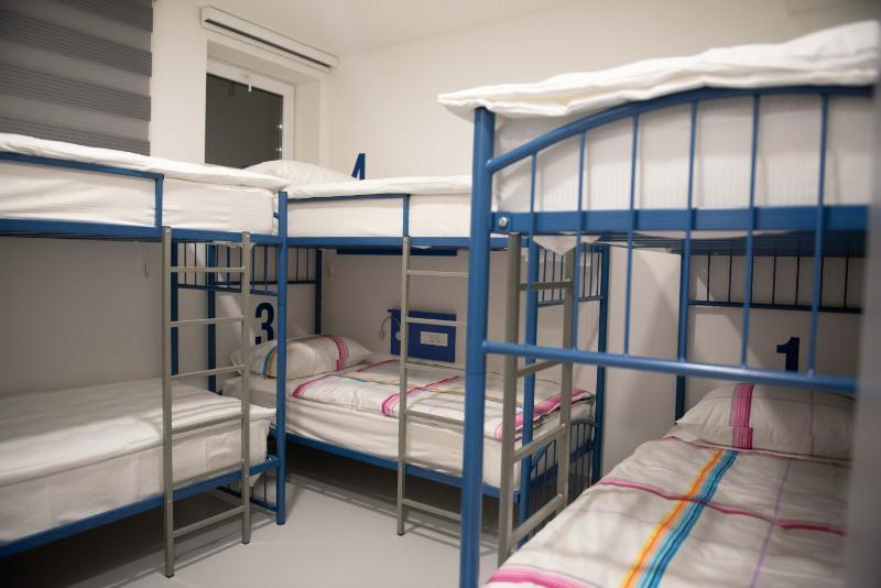 6-Bed Mixed Dormitory Room image 2