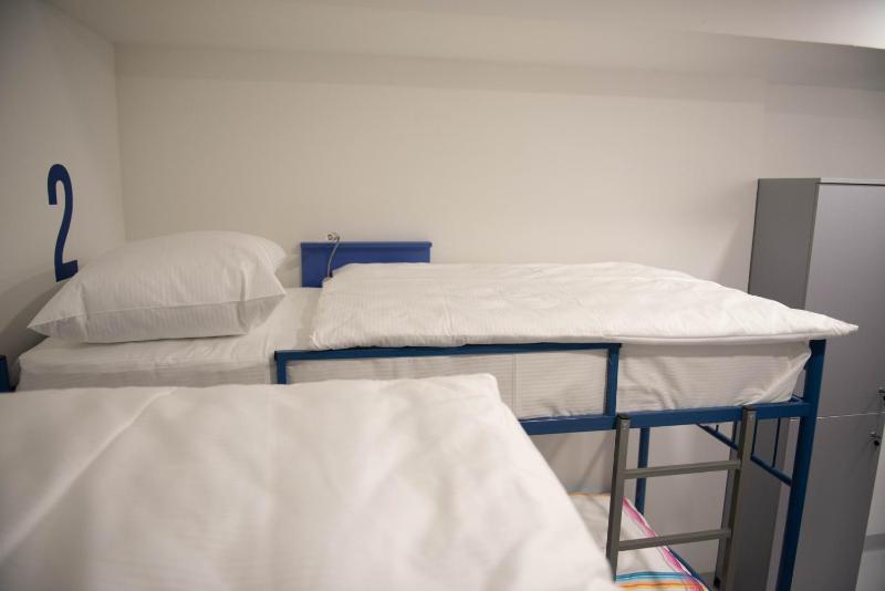 6-Bed Mixed Dormitory Room image 4