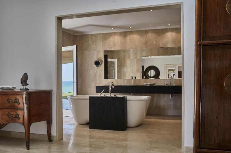 Master Royal Suite image 4