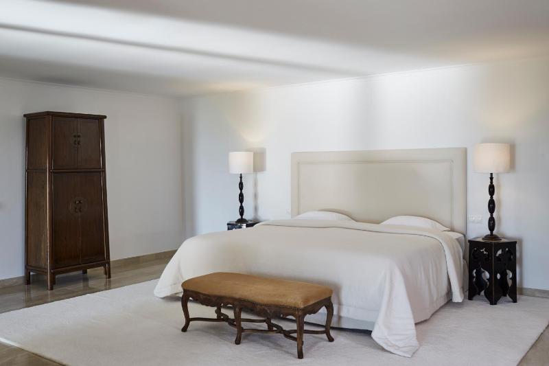 Master Royal Suite image 3