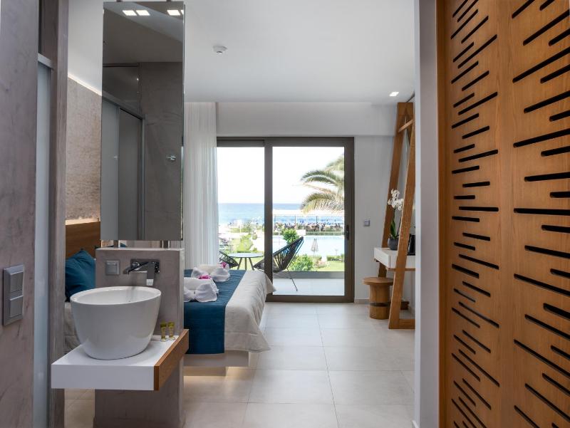 Deluxe Double Room with Sea View image 1