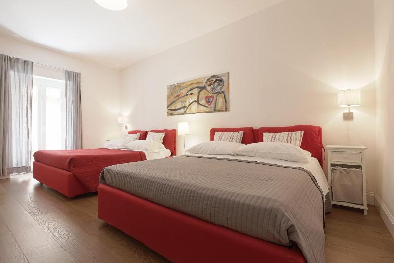 Quadruple Room with Balcony image 3