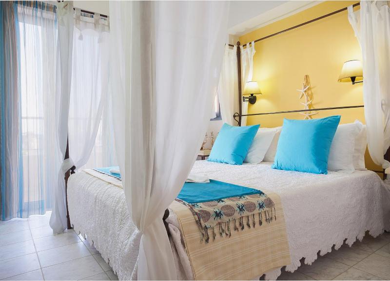 Deluxe Suite with Sea View image 2