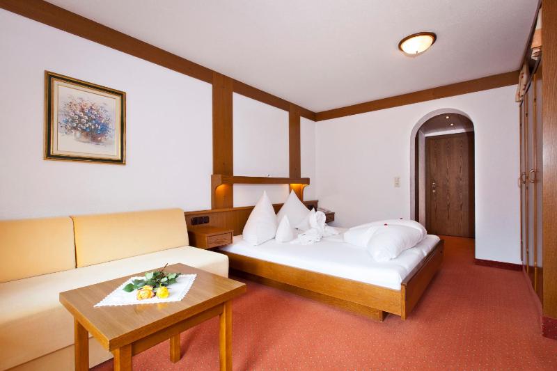 Double Room image 3