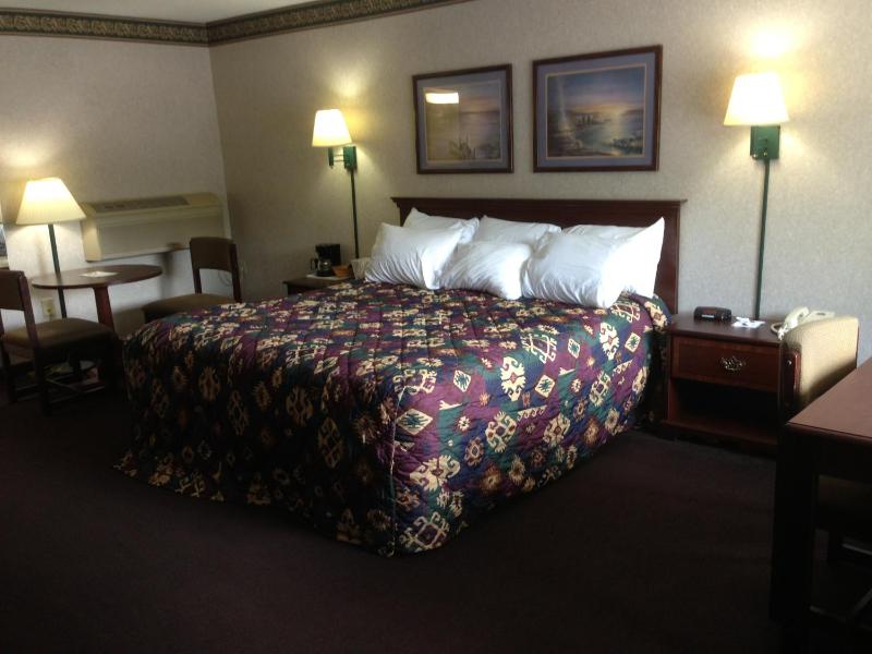 Standard King Room image 3