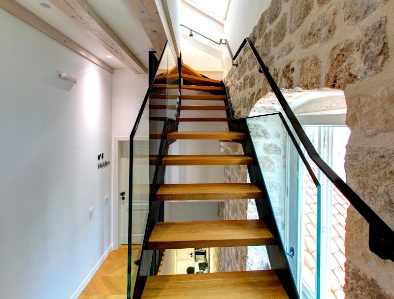 Studio with Balcony image 3