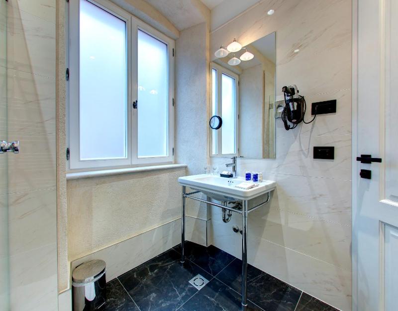 Deluxe Double or Twin Room image 4