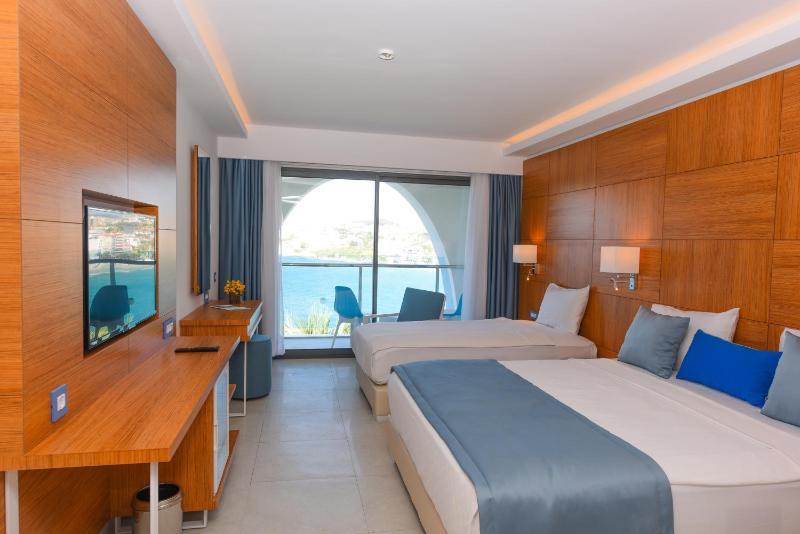 Large Room with Sea View image 3