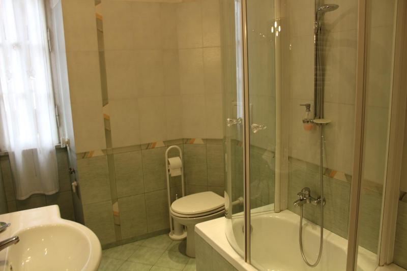Twin Room with Private External Bathroom image 3