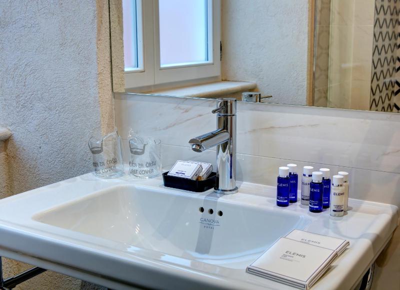 Deluxe Double or Twin Room image 2