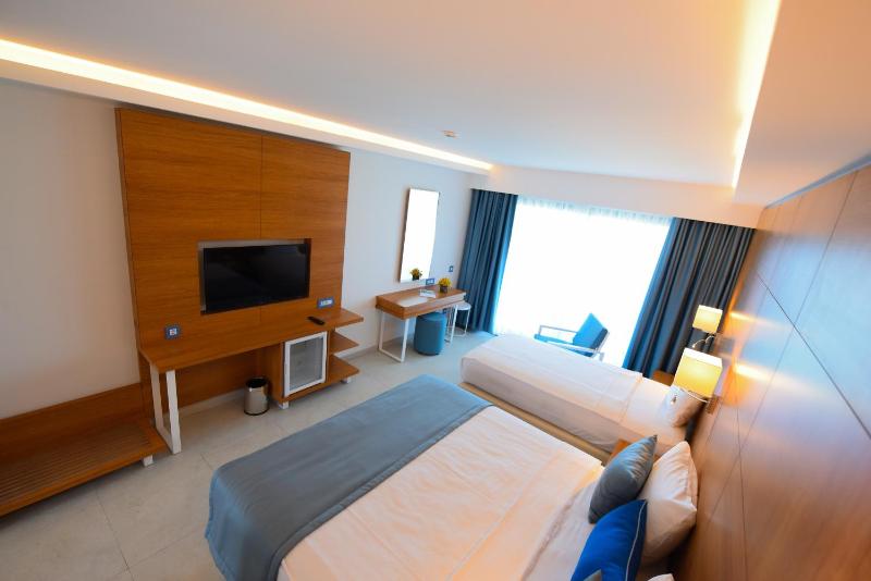 Large Room with Sea View image 1