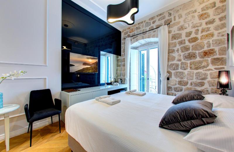 Double Room with Balcony (2 Adults + 1 Child) image 3