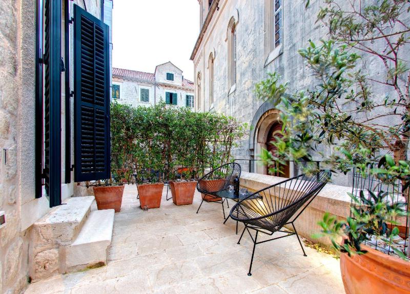 Double Room with Balcony (2 Adults + 1 Child) image 3