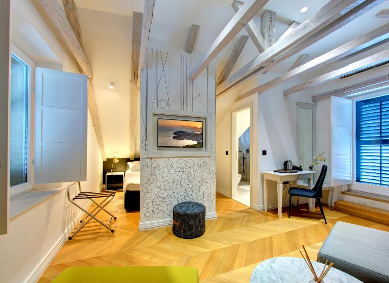 Studio with Balcony image 4