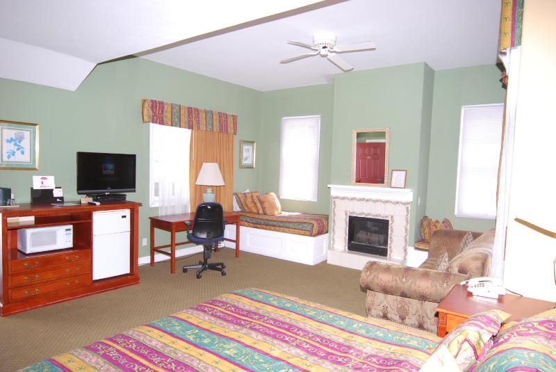 Deluxe King Room with Fireplace image 2