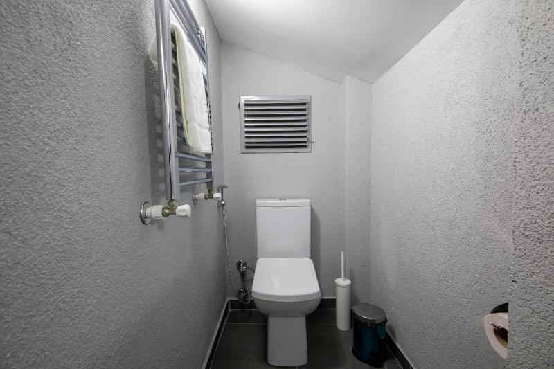 King Suite with Balcony image 4