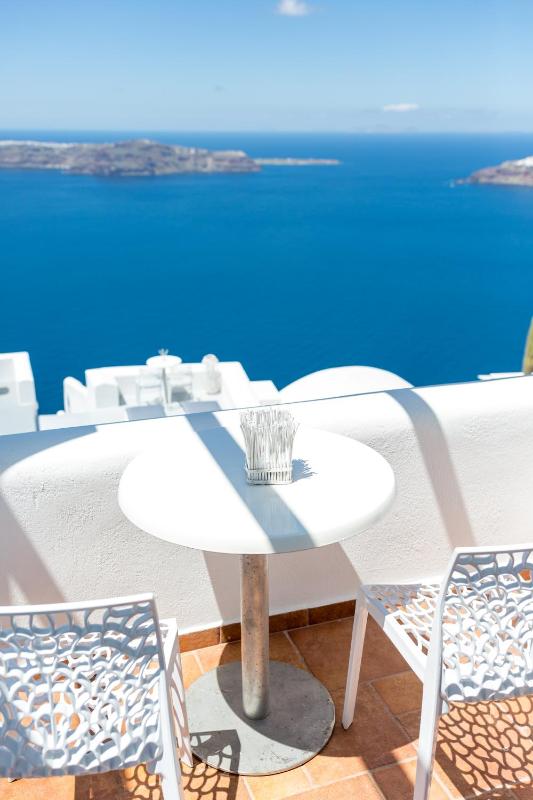Junior Suite with Outdoor Hot Tub and Caldera View image 3