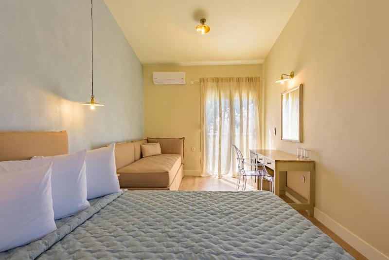 Deluxe Triple Room image 3