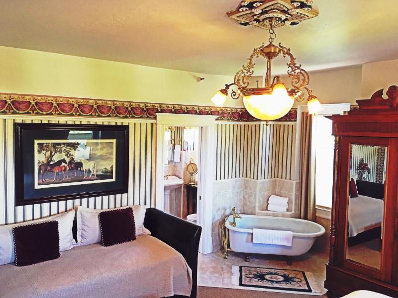 Deluxe King Suite image 3
