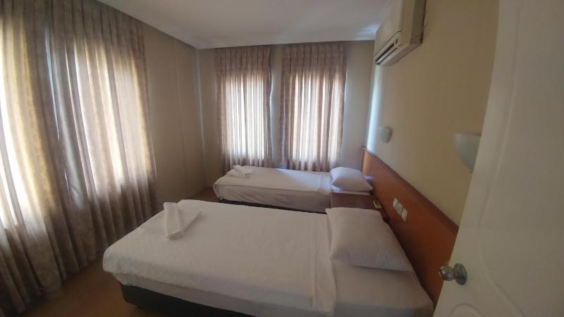Standard Twin Room image 3