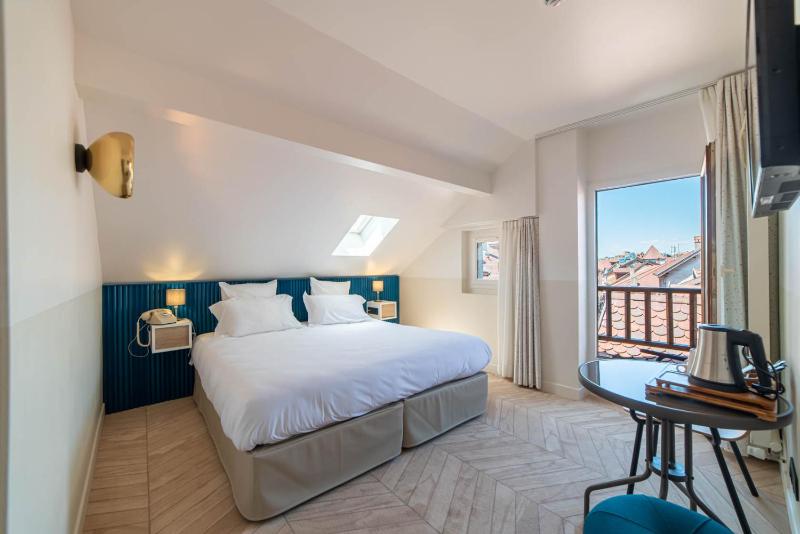 Premium Double Room image 4