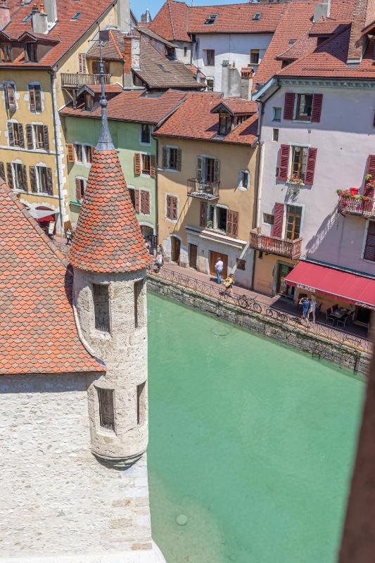 Premium Twin Room image 4