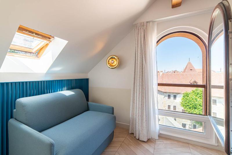 Premium Twin Room image 2