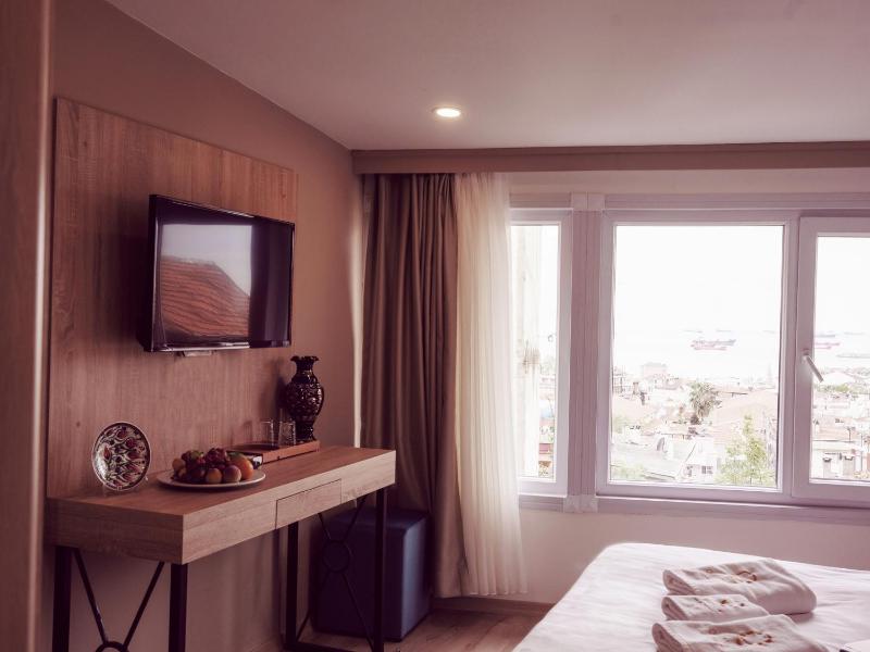 Double Room with Sea View image 4