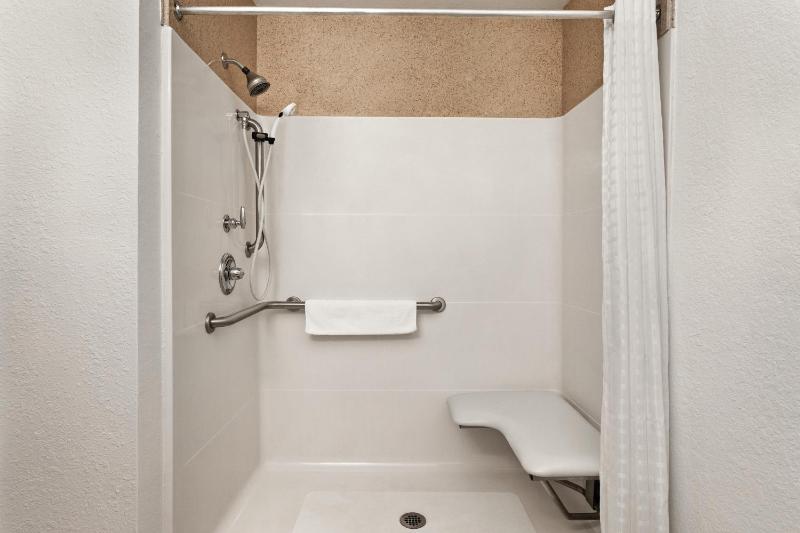 Queen Room with Two Queen Beds - Disability Access image 2