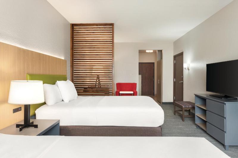 Studio with Two Queen Beds and Sofa Bed - Non-Smoking	 image 4