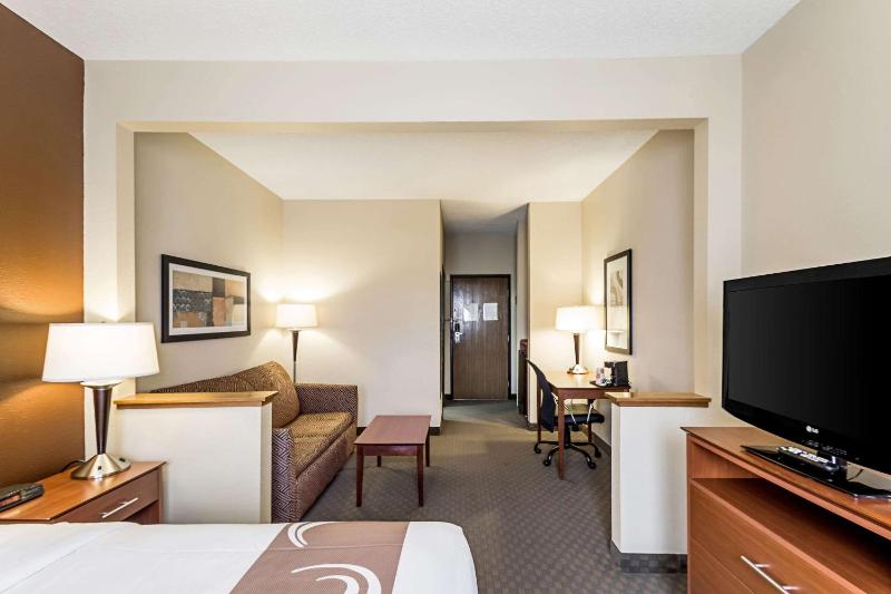 Queen Suite  with Sofa Bed - Non-Smoking image 2